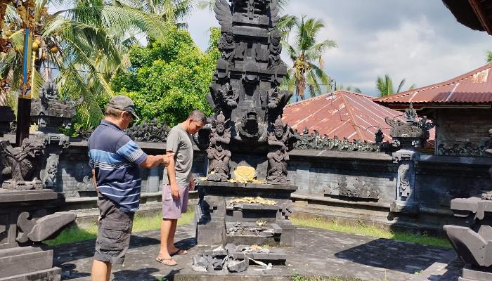 Kelian-Desa-Adat-Pegadungan-I-Nengah-Budana-menunjukan-pelinggih-rusak.jpg