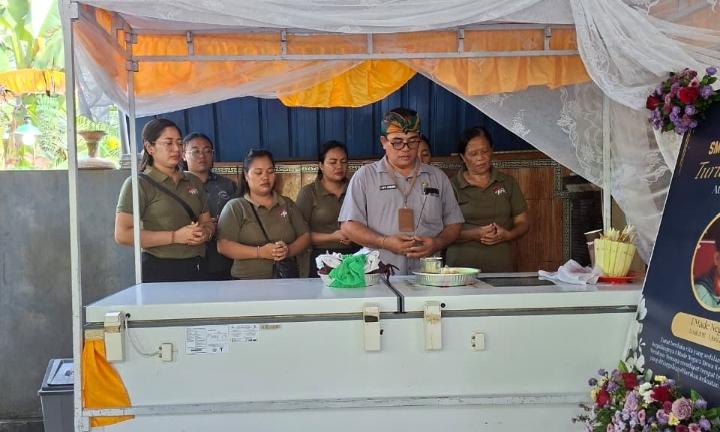 Keluarga-SMPN-2-Mendoyo-saat-melayat-ke-rumah-duka-almarhum-Made-Negara.jpg