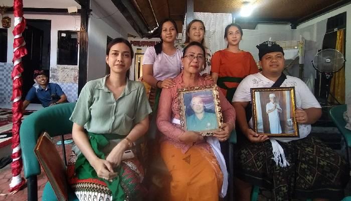 Keluarga-menunjukan-foto-Nyoman-Sudarmaja-Duniaji-semasa-hidup.jpg