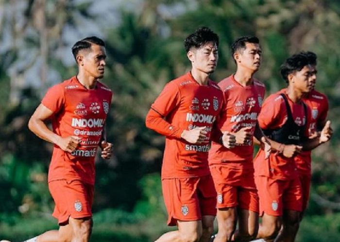 Kenzo-Nambu-tengah-tampak-berlatih-bersama-rekan-rekannya-di-Bali-United.jpg