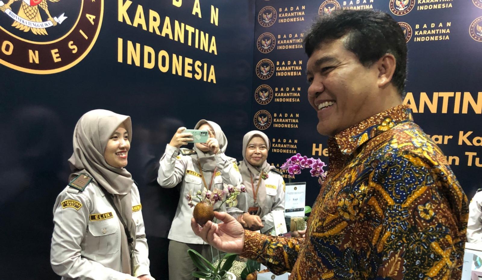 Kepala-Barantin-Sahat-M-Panggabean-saat-meninjau-pameran-yang-dihadirkan.jpg