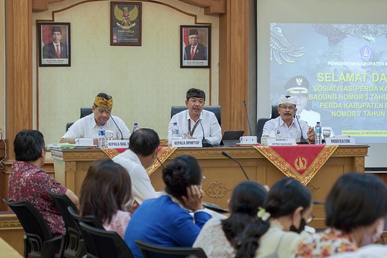 Kepala-DPMPTSP-Kabupaten-Badung-I-Made-Agus-Aryawan-saat-melaksanakan-sosialisasi-Perda.jpg