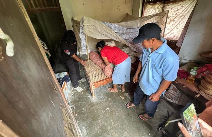 Kepolisian-saat-melakukan-olah-TKP-di-rumah-seorang-lansia.jpg