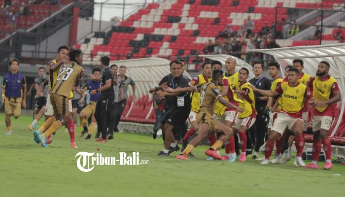 Keributan-Ricky-Kambuaya-di-bench-Bali-United.jpg