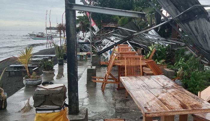 Warung di Bibir Pantai Penimbangan Buleleng Rusak Diterpa Angin Kencang