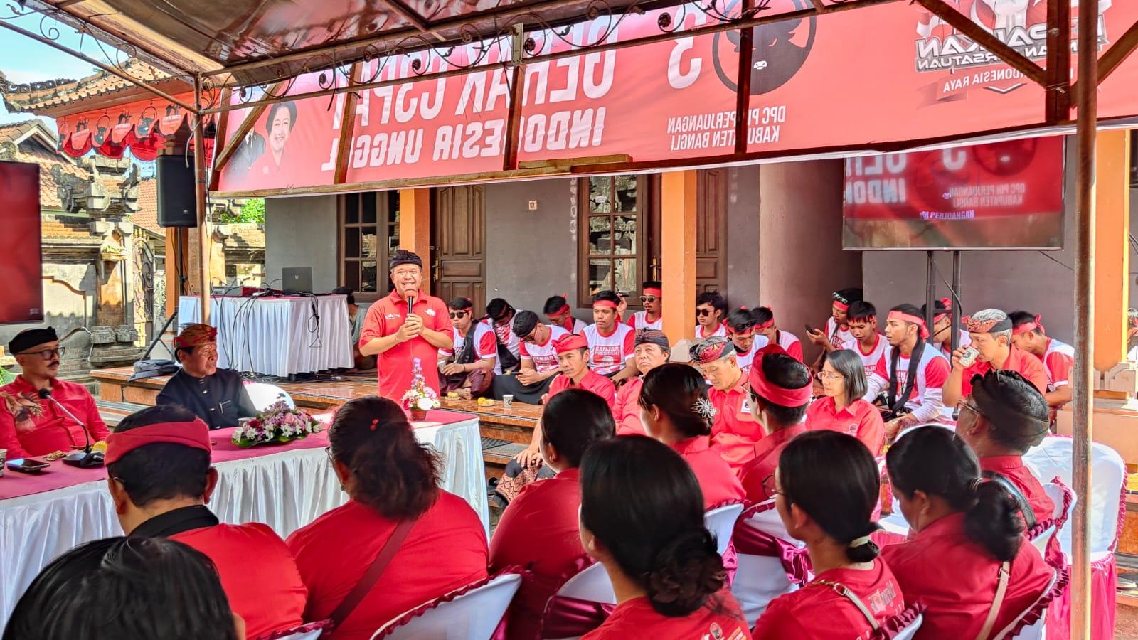 Ketua-DPC-PDI-Perjuangan-Bangli-Sang-Nyoman-Sedana-Arta-saat-meresmikan-posko-gotong-royong.jpg
