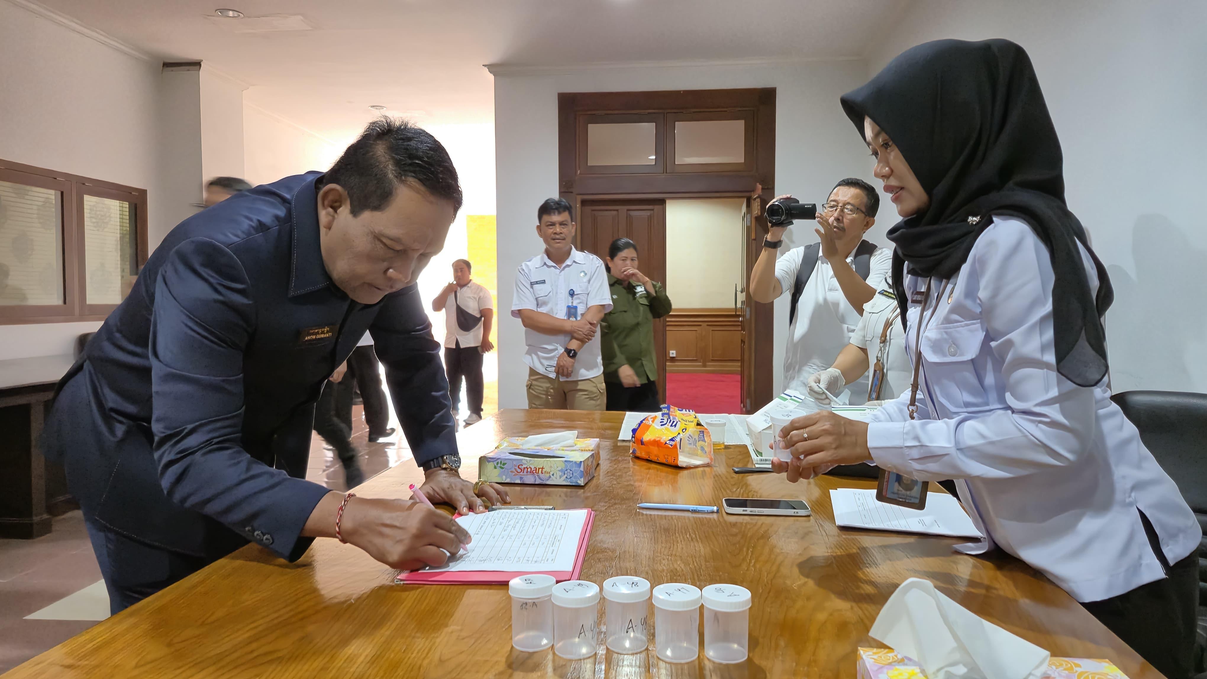 Ketua-DPRD-Badung-I-Gusti-Anom-Gumanti-saat-melaksanakan-tes-urine.jpg