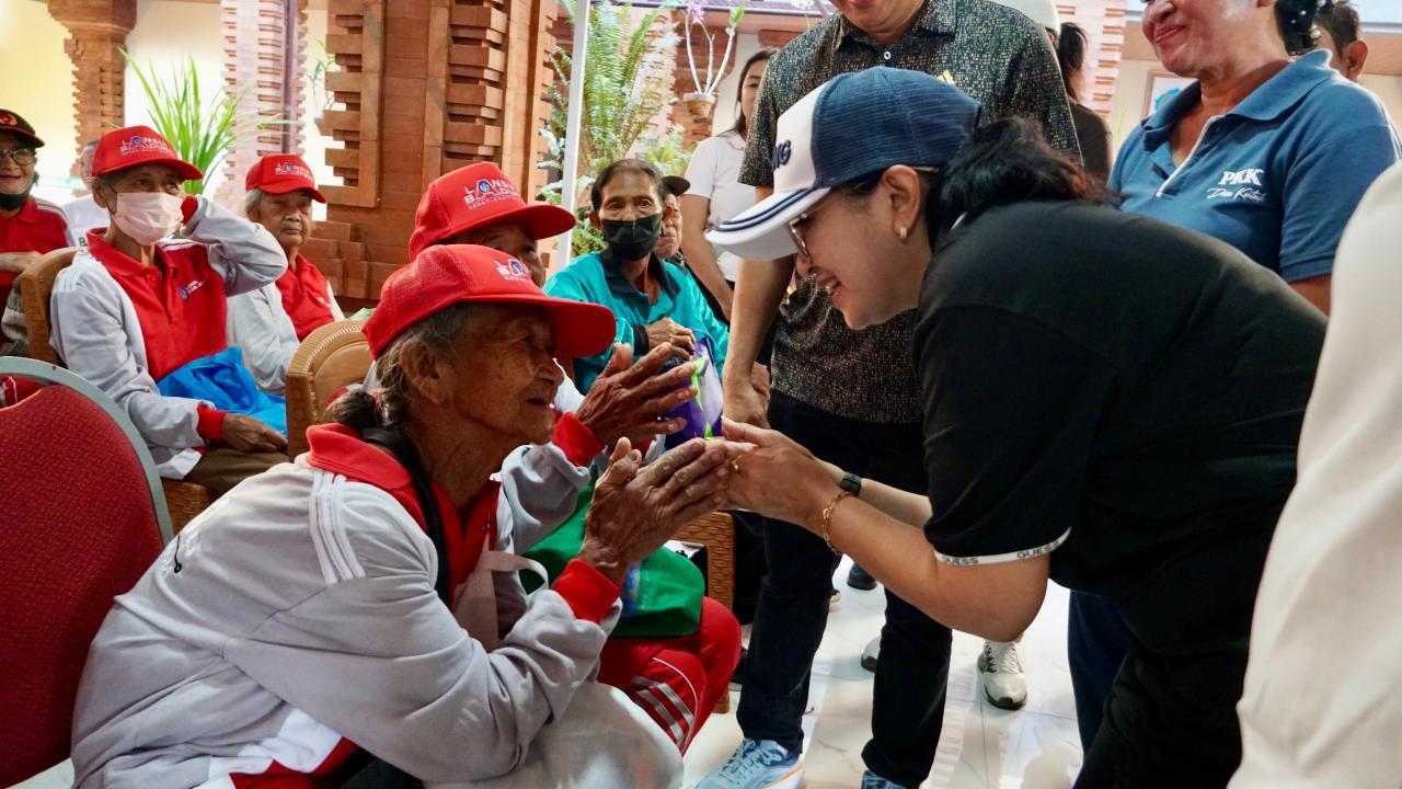 Ketua-K3S-Kabupaten-Badung-Nyonya-Rasniathi-Adi-Arnawa-saat-kegiatan-sosial-Gerakan-Badung-Peduli.jpg