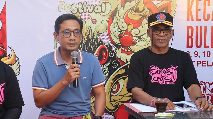 Ketua-Sanggar-Santhi-Budaya-I-Gusti-Ngurah-Eka-Prasetya-kiri-bersama-Camat-Buleleng.jpg