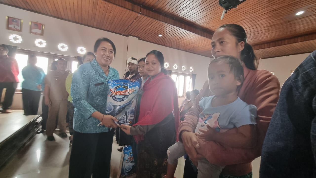 Ketua-TP-PKK-Bangli-Ny-Sariasih-Sedana-Arta-saat-melakukan-kegiatan-menyapa-dan-berbagi.jpg