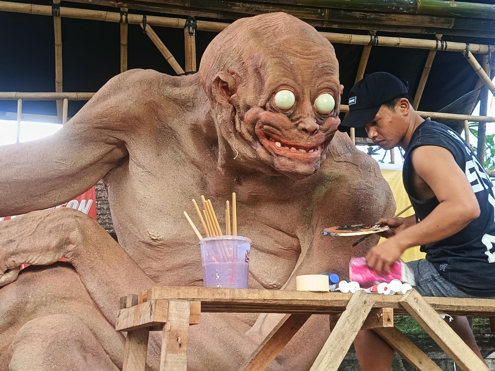 Pengerjaan: Ketut Marnik alias Kembar saat membuat ogoh-ogoh Ketug Lindu di Banjar Kelodan, Desa/Kecamatan Tampaksiring, Gianyar, Senin 16 Maret 2026.
