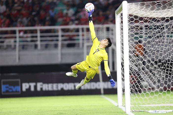 Kiper-Timnas-Aksi-kiper-Nadeo-Argawinata-di-Timnas-Indonesia-pada-sebuah-laga-resmi.jpg
