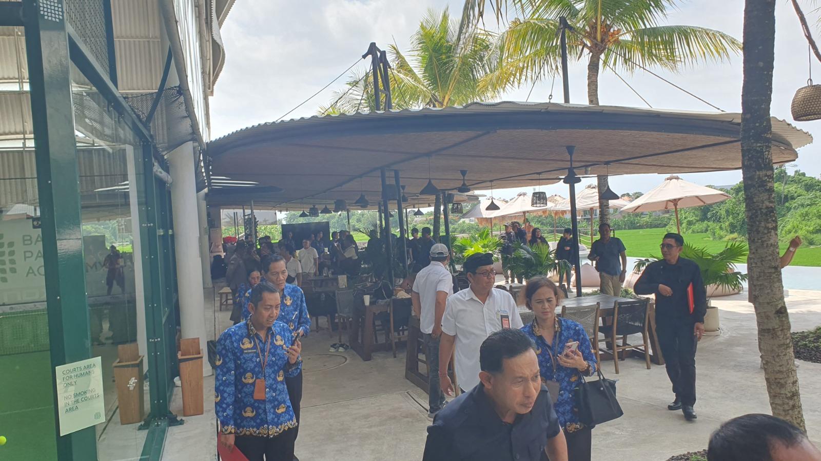 Komisi I, II dan III DPRD Badung saat melakukan sidak di Bali Padel Academi yang berlokasi di Jalan Babakan Kubu, Canggu, Kecamatan Kita Utara pada Rabu 17 Desember 2025. DPRD Badung Datangi Bali Padel Academy di Canggu Bali, Belum Berizin Namun Sudah Bayar Pajak