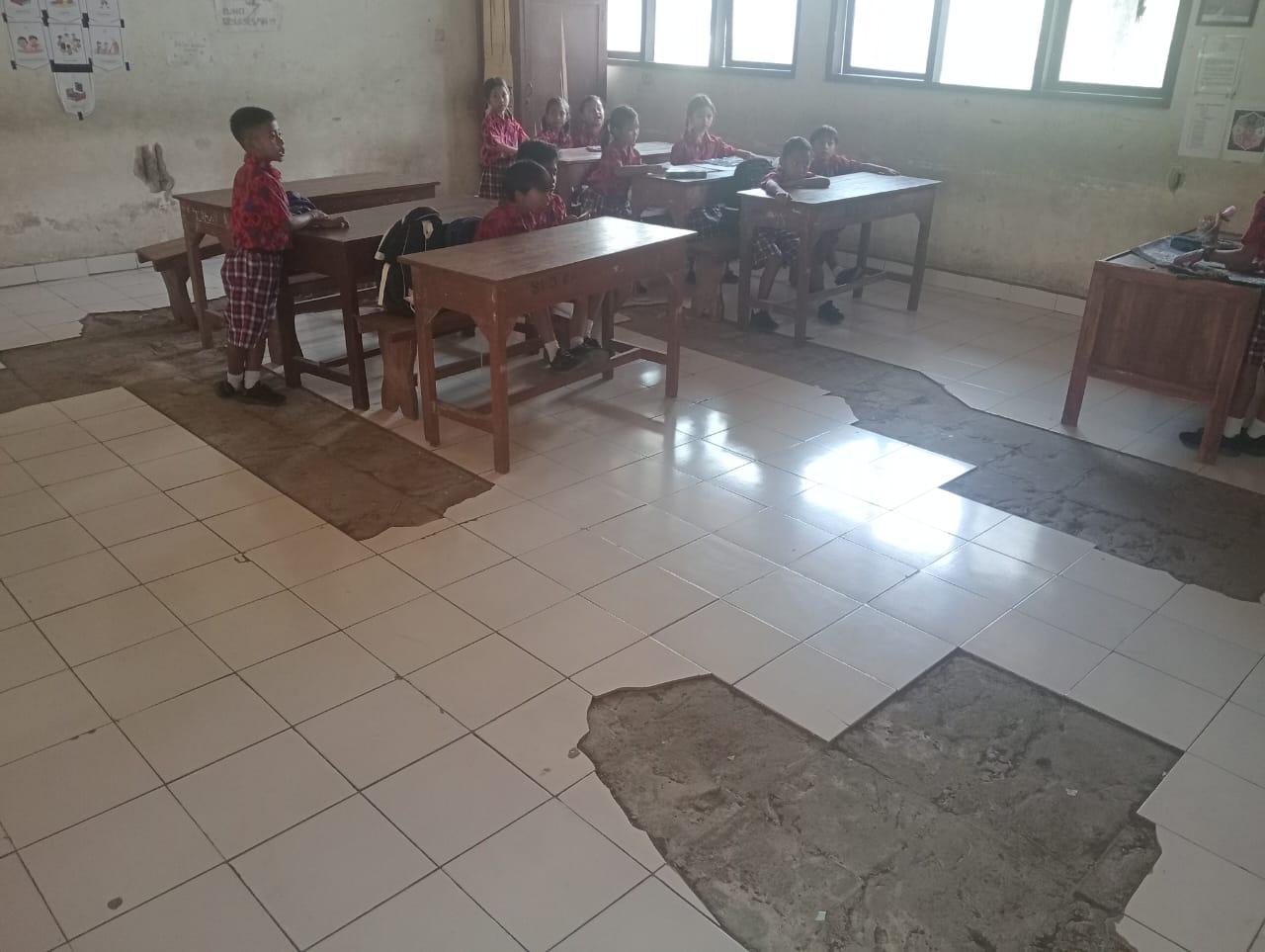 Sekolah rusak: Kondisi SDN 5 Buahan, di Banjar Susut, Desa Buahan, Kecamatan Payangan, Gianyar kondisinya rusak berat. Pemkab Gianyar Akan Pindahkan SDN 5 Buahan Payangan Bali, Warga Harap Tak PHP