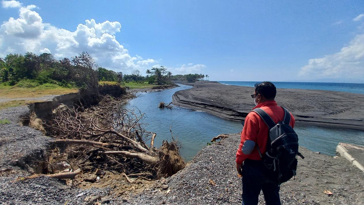 Kondisi-abrasi-di-Pantai-Tegal-Besar-Klungkung.jpg