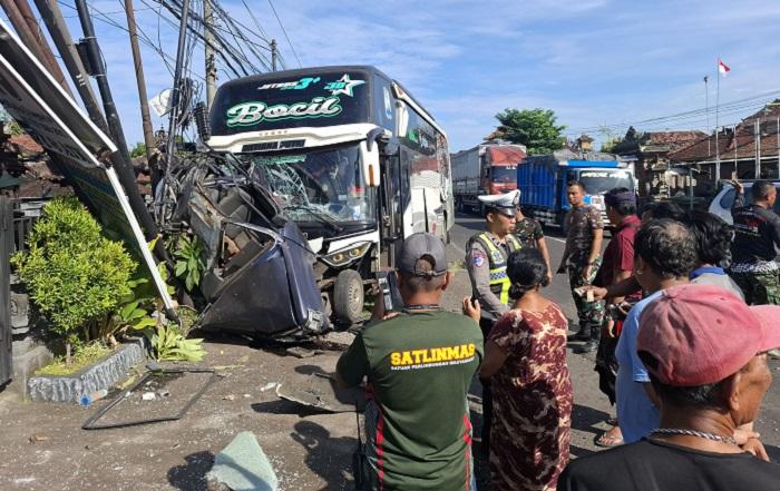 Kondisi-di-TKP-lakalantas-bus-hantam-Toyota-kijang-parkir-855.jpg