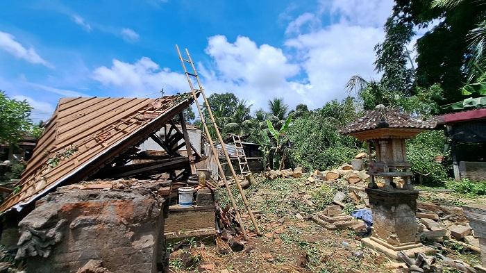 Kondisi-kerusakan-di-kediaman-Sang-Nyoman-Ngurah-akibat-pohon-tumbang.jpg