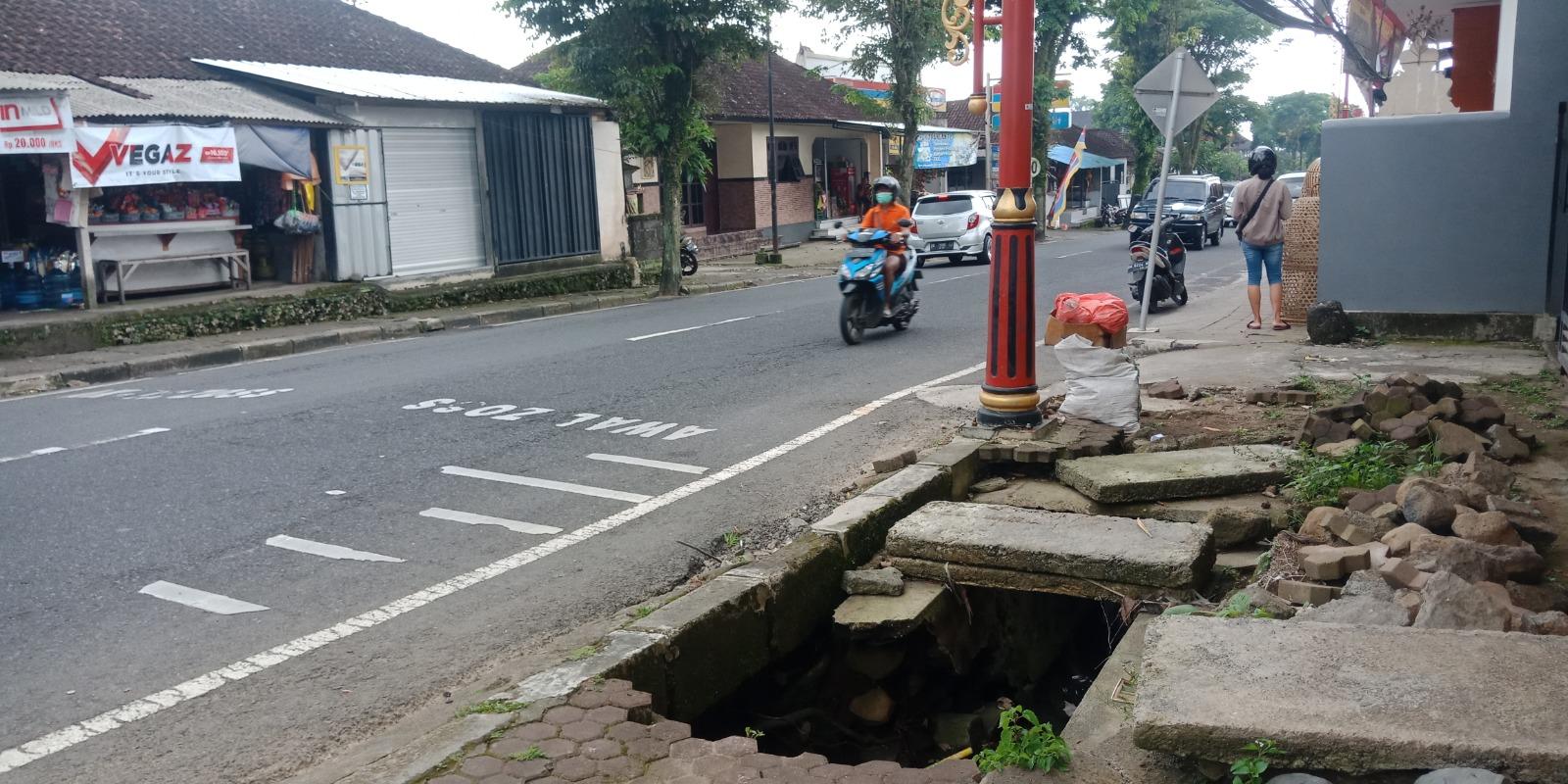 Kondisi-trotoar-dan-drainase-di-ruas-jalan-Nusantara-Bangli.jpg