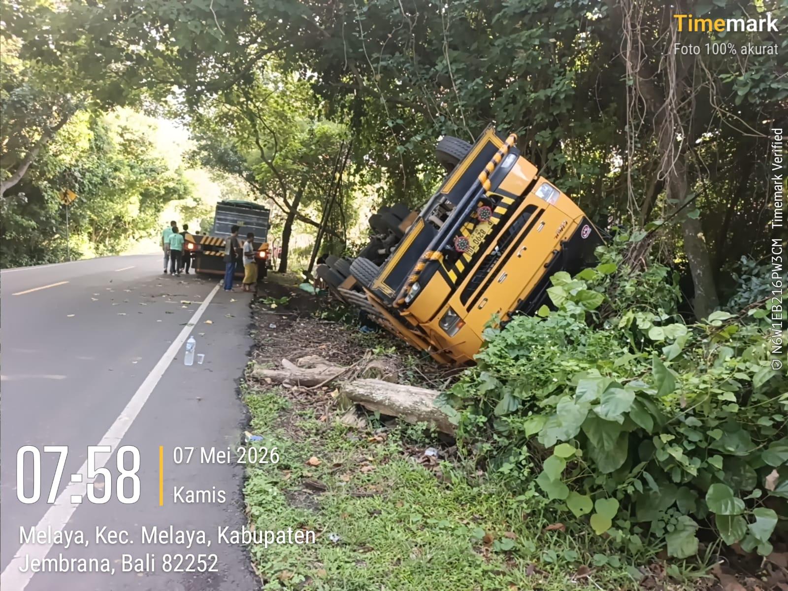 Kondisi-truk-tronton-Fuso-terguling-usai-menabrak-tiang-listrik-karena-sopir-diduga-mengantuk.jpg
