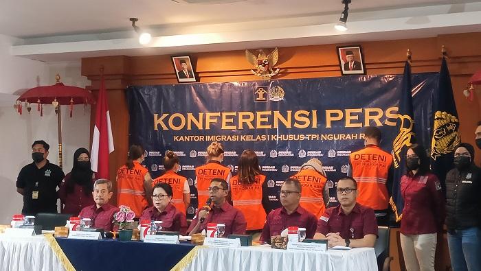 Masuk ke Bali sebagai Investor, Imigrasi Ngurah Rai Temukan 6 WNA malah Bekerja di Salon