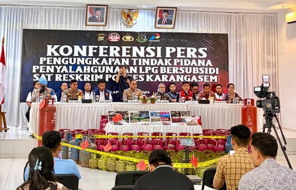 Konferensi-pers-Polres-Karangasem-mengungkap-sindikat-penimbunan-LPG-subsidi.jpg