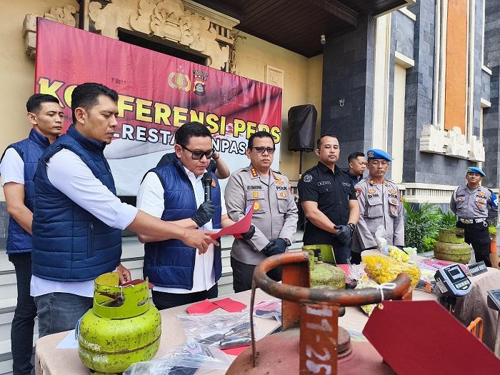 Konferensi-pers-tindak-pidana-Migas-di-Mapolresta-Denpasar-pada-Rabu-6-Mei-2026.jpg