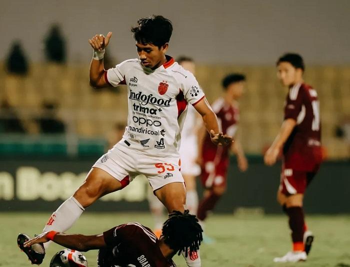 LINDUNGI-BOLA-Gelandang-tengah-Bali-United-Made-Tito-Wiratama-berusaha-menguasai-bola.jpg