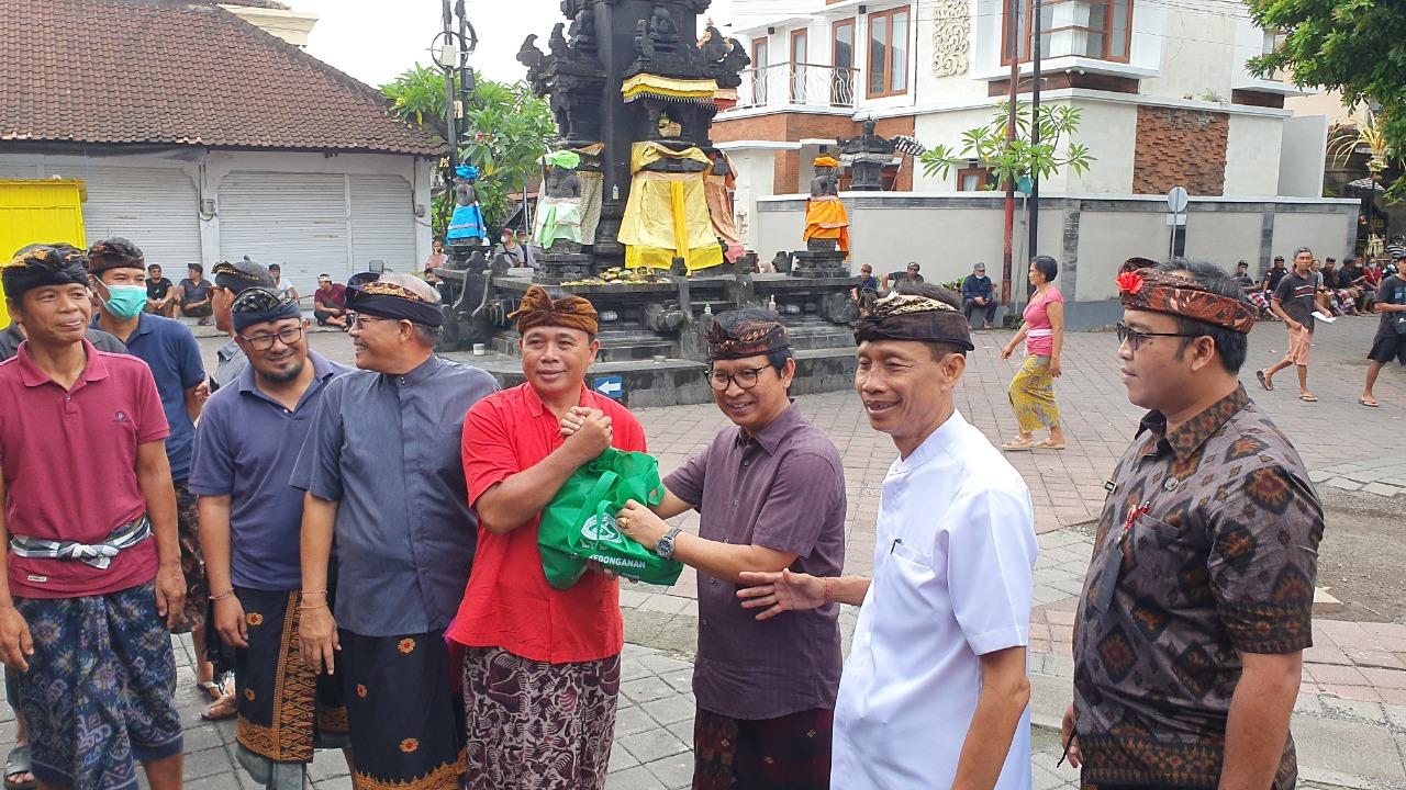 LPD-Desa-Adat-Kedonganan-saat-membagikan-11-ton-Daging-Babi-kepada-krama-desa.jpg