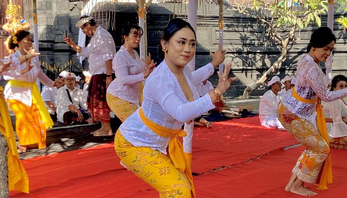 Profil Mang Dina, Guru Honorer Bahasa Bali di SMAN 4 Denpasar Yang Jago Menari dan Berkidung