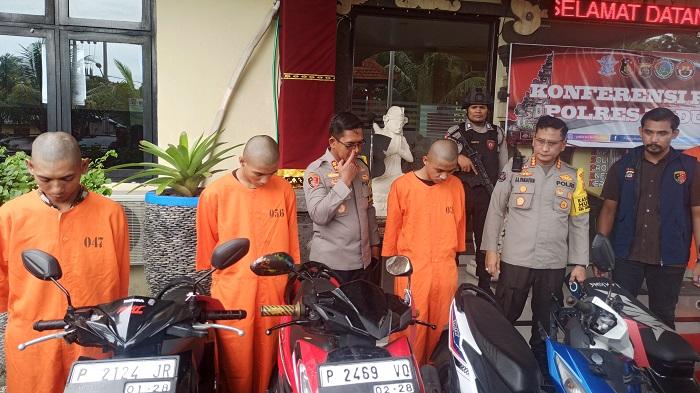 Lima-pelaku-saat-digelandang-di-halaman-Mapolres-Badung-Selasa-23-Januari-2024.jpg