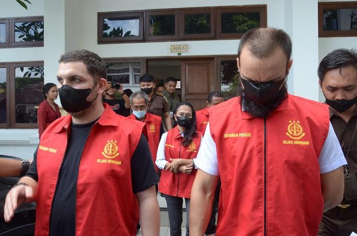 Lima-tersangka-termasuk-dua-WNA-menjalani-pelimpahan-Tahap-II-di-Kejari-Denpasar.jpg