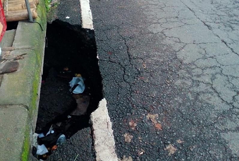 LUBANG Menganga Depan Pasar Desa Tegak Klungkung Bahayakan Warga! Simak Penjelasannya