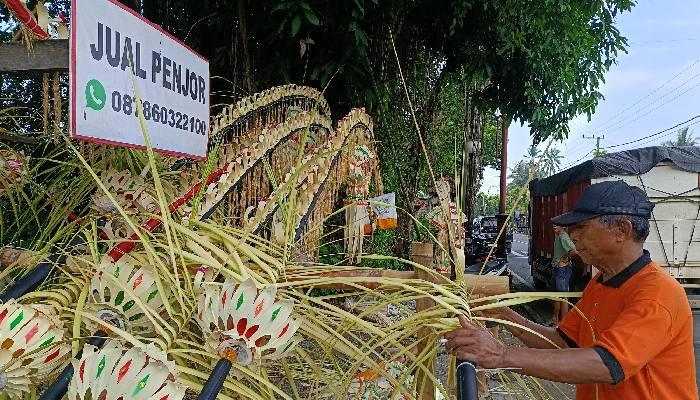 Made-Suaba-pedagang-penjor-jadi.jpg