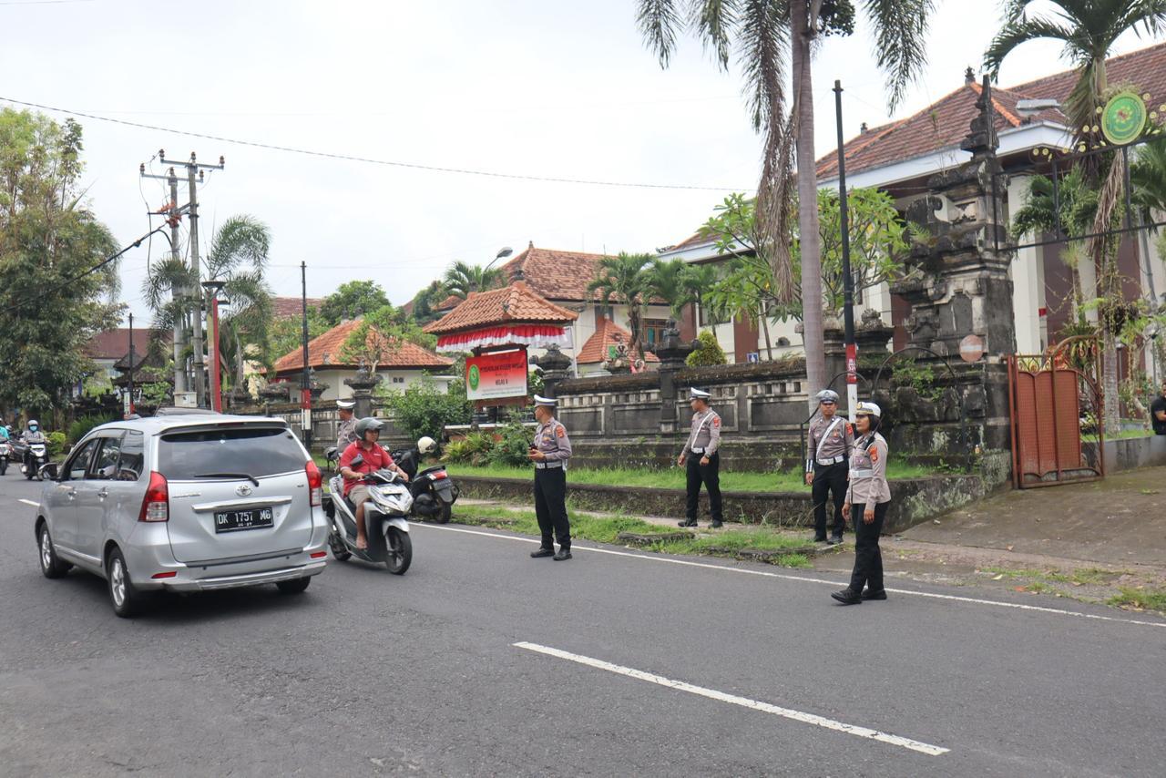 Mangku-Luwes-Sidang-Perdana-Polres-Bangli-Bali-Turunkan-Puluhan-Personil.jpg