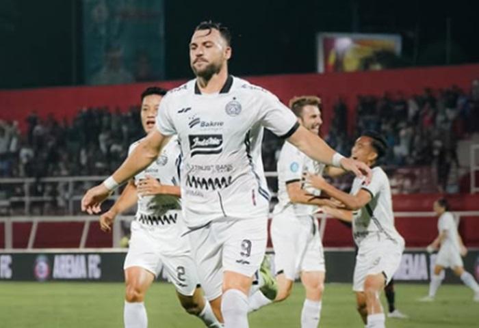 Marko-Simic-cetak-gol-bagi-Persija-Jakarta-ke-gawang-Arema-FC-dilanjutan-Liga-1-2024.jpg