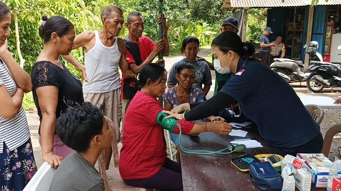 Masyarakat-menerima-layanan-pemeriksaan-kesehatan-gratis-25.jpg