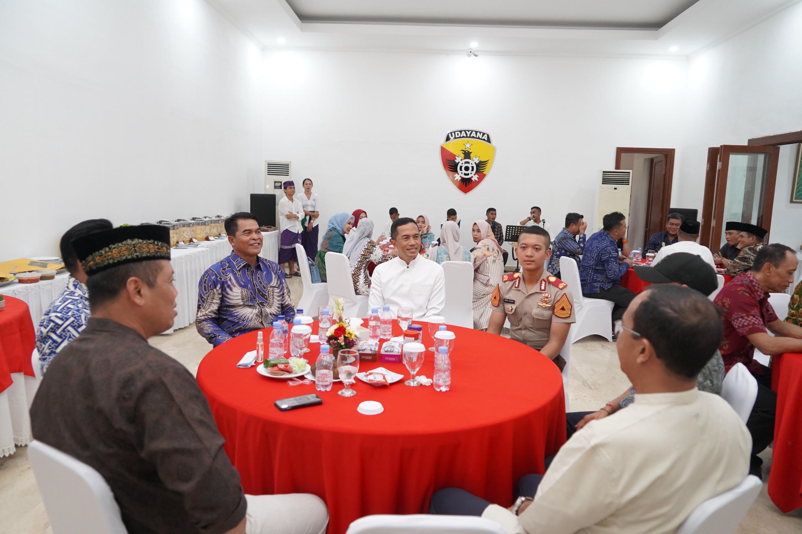 Mayjen-TNI-Bambang-Trisnohadi-saat-Halal-Bihalal-di-kediamannya-usai-menjalankan-Salat-Id.jpg
