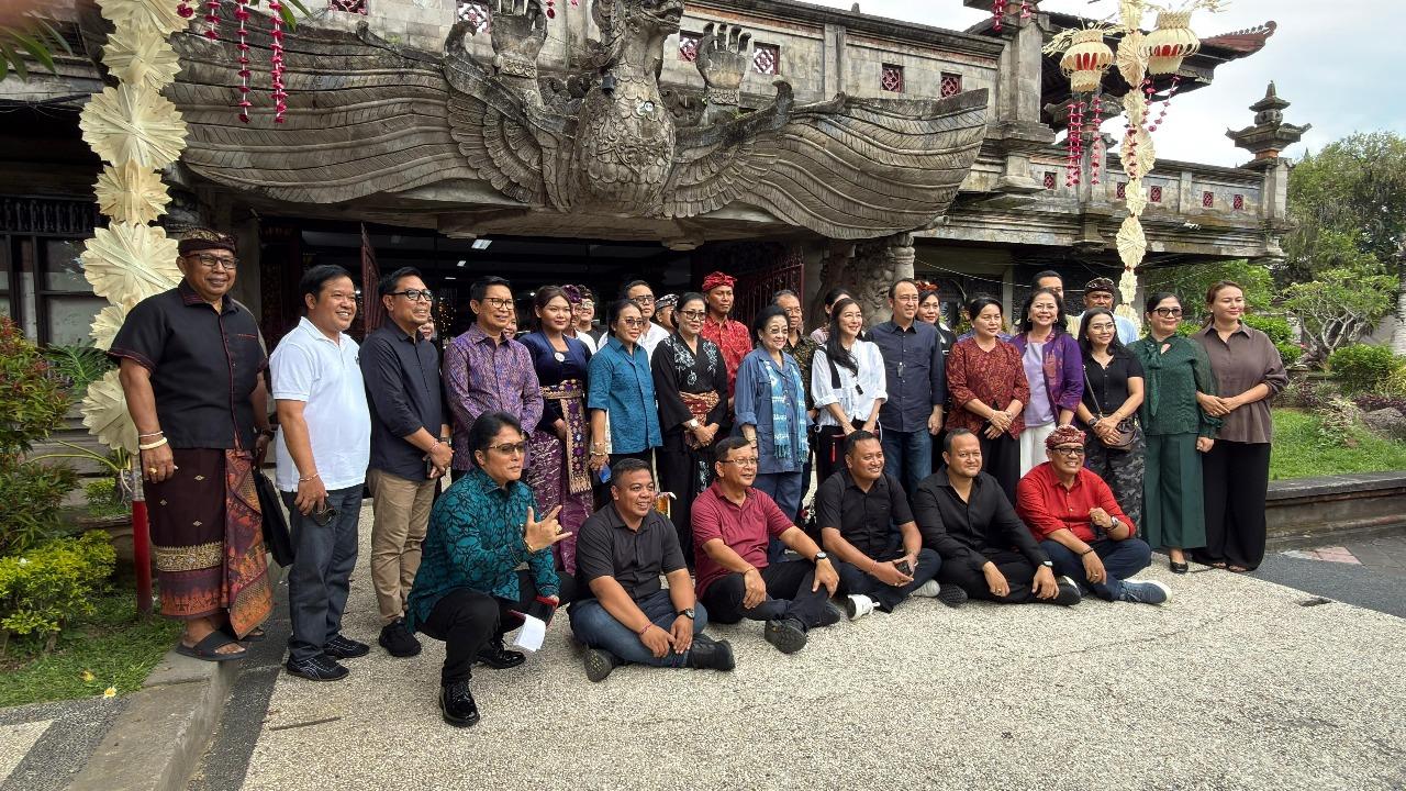 Megawati-Kunjungi-Pameran-IKM-Bali-Bangkit-Art-Center.jpg