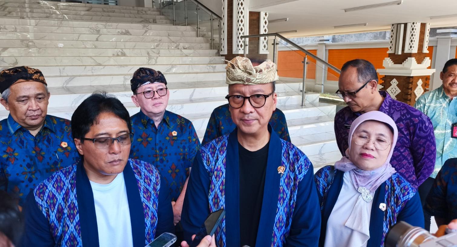 Menteri-Perindustrian-Jadikan-Tangan-Dingin-Artisan-Bali-Mesin-Baru-Industri-Nasional.jpg
