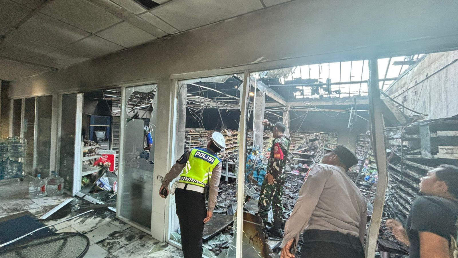 Minimarket-dan-Kantor-Notaris-Terbakar-Di-Klungkung-Bali-Damkar-Bongkar-Pintu-Untuk-Penanganan.jpg