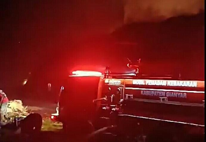 Mobil-Damkar-Gianyar-saat-memadamkan-api-di-TPA-Temesi-Gianyar.jpg