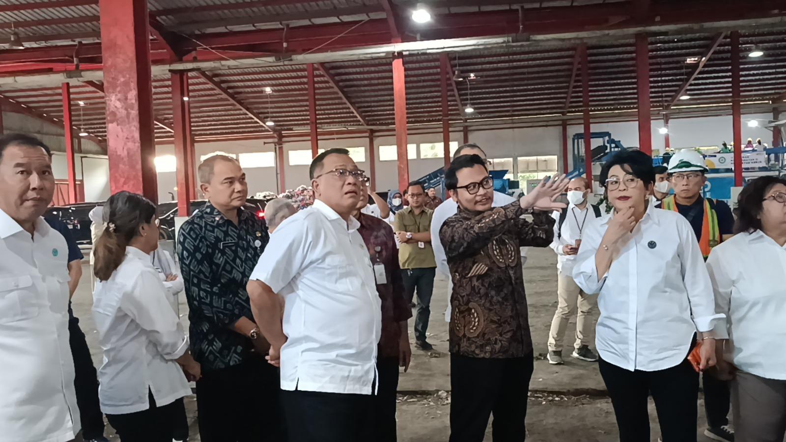 Mohammad-Jumhur-Hidayat-saat-meninjau-TPST-Tahura-I-Denpasar-dan-Kantor-TPA.jpg