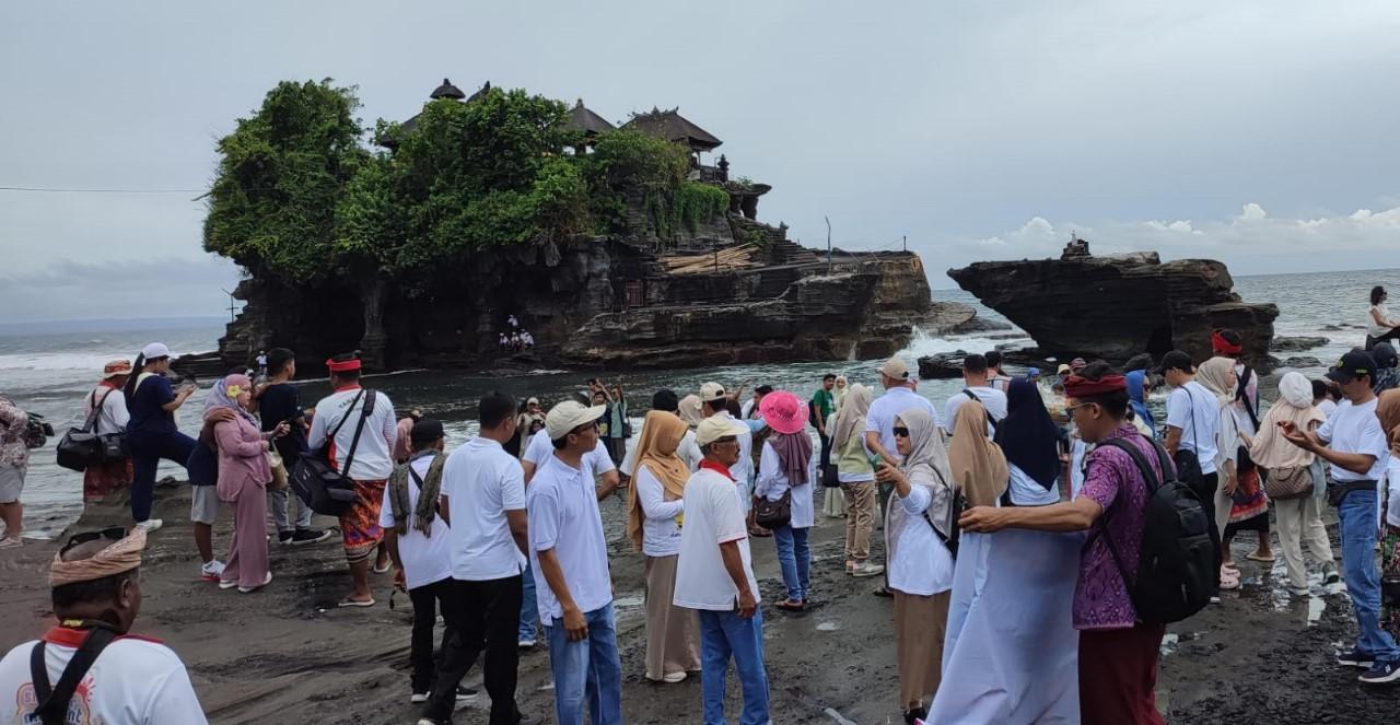 Momen-Libur-Panjang-Kunjungan-Wisatawan-ke-Tanah-Lot-Tabanan-Tembus.jpg