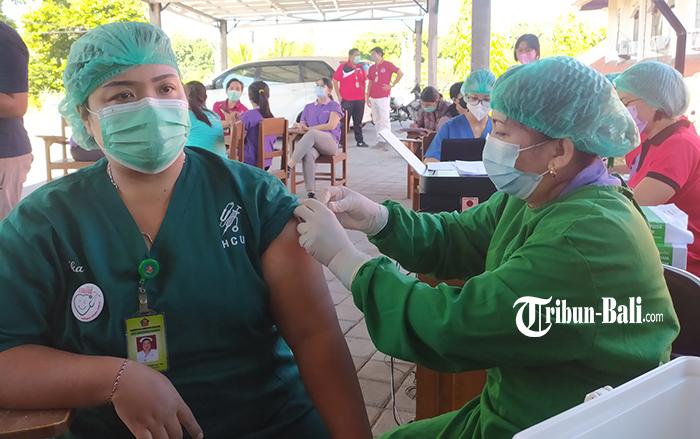 Nakes-di-RSUD-Buleleng-saat-diberikan-vaksin-dosis-keempat-Covid-19.jpg