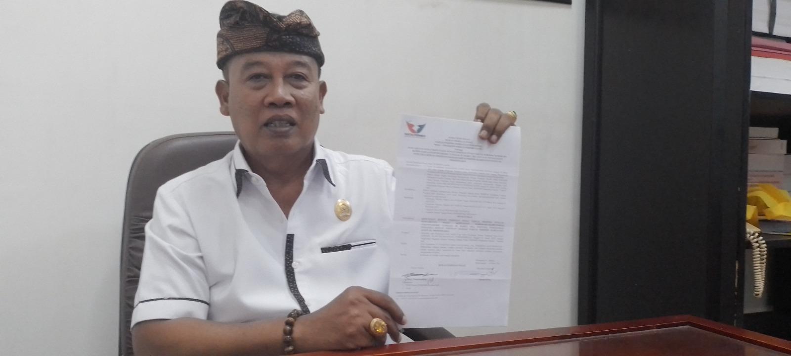Ngakan-Ketut-Putra-memperlihatkan-surat-penunjukannya-sebagai-Ketua-DPD-Perindo-Gianyar.jpg