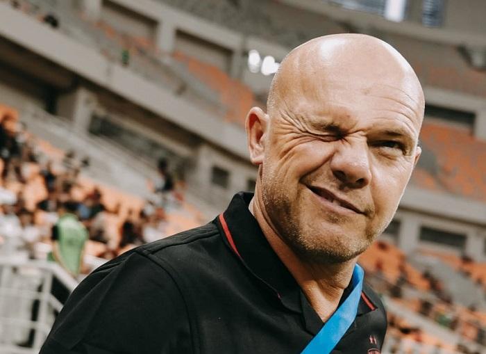 PELATIH-BU-Kepala-pelatih-Bali-United-Johnny-Jansen.jpg
