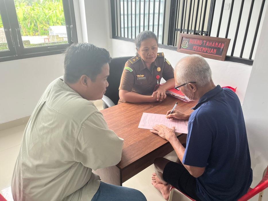 PELIMPAHAN-Kejaksaan-Negeri-Gianyar-menerima-tersangka-Marno.jpg