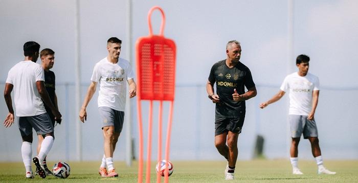 PIMPIN-LATIHAN-Asisten-pelatih-Jeffrey-Talan-memimpin-sesi-latihan-skuad-Bali-United.jpg