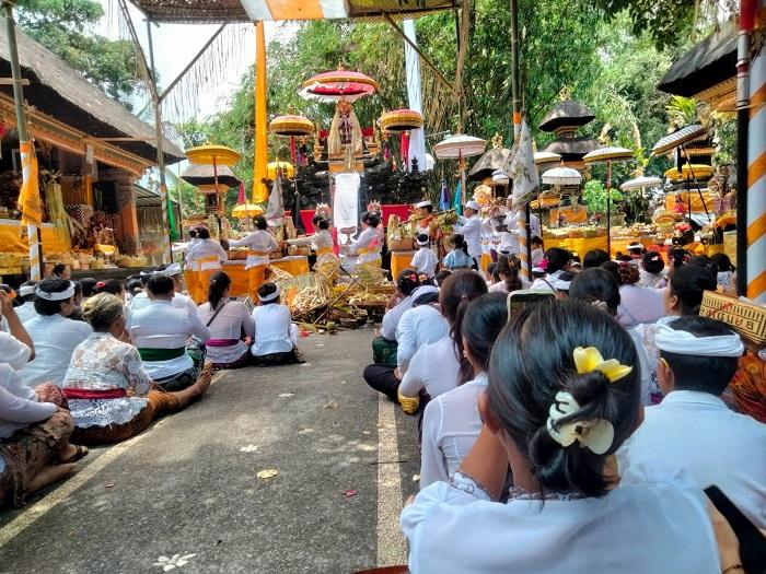 Pamedek-saat-bersembahyang-di-Pura-Puncak-Jati-Desa-Timuhun-9966.jpg