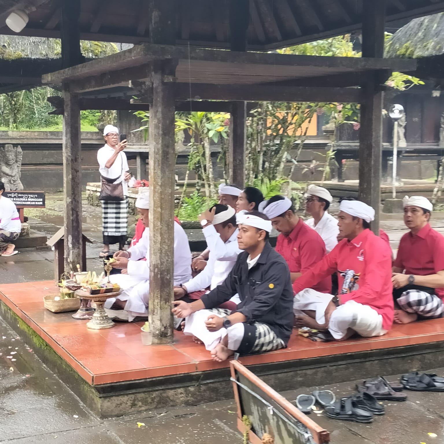 DEMI Keselarasan Teknis &Spritual, Panitia Soekarno Cup Gelar Persembahyangan di Pura Luhur Batukaru